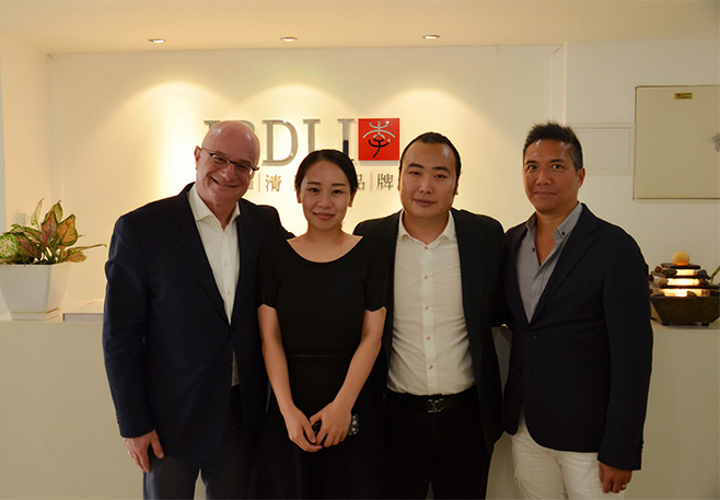 6新聞-09法國POY公司總裁Philippe-到訪李華清設(shè)計_03 6新聞-09法國POY公司總裁Philippe-到訪李華清設(shè)計_03